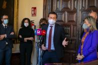 El consejero de Desarrollo Sostenible, José Luis Escudero, y la alcaldesa de Toledo, Milagros Tolón, han firmado un convenio para la recuperación del Colegio Arbitral de Consumo