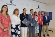 El consejero Francisco Martínez Arroyo suscribe con el Ayuntamiento de Ciudad Real el convenio para la mejora y adecuación de los caminos del Vicario