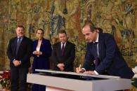 El jefe del Ejecutivo autonómico, Emiliano García-Page, preside el acto de firma de los convenios para la Estrategia de Movilidad Urbana Sostenible con algunas de las principales ciudades de Castilla-La Mancha (Fomento)