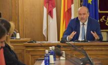 El vicepresidente del Gobierno de Castilla-La Mancha, José Luis Martínez Guijarro, firma el protocolo entre el Gobierno regional y la Diputación Provincial de Cuenca para conformar una ‘Agenda Común’ de lucha contra la despoblación