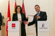 Firma la renovación del convenio de la tarjeta abono transporte con la presidenta de la Comunidad de Madrid