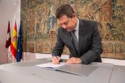 Firma el Plan de Medidas Extraordinarias para la recuperación económica de la región (Presidente firma)