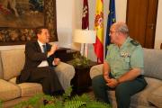 El presidente García-Page recibe al general jefe de zona de la Guardia Civil
