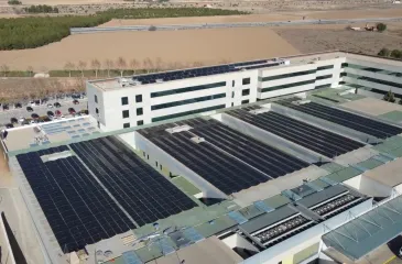 El Servicio de Salud de Castilla-La Mancha (SESCAM) está desarrollando un ambicioso programa de actuaciones para mejorar la eficiencia energética de sus infraestructuras sanitarias, con una inversión superior a 26 millones de euros cofinanciada a través de fondos europeos FEDER en un 85 por ciento.