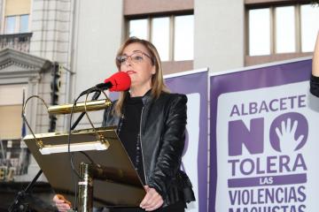 Lola Serrano en el acto del Día Internacional contra la Violencia de Género en Albacete