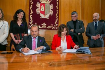 La consejera de Igualdad y portavoz del Gobierno regional, Blanca Fernández y el presidente de las Cortes de Castilla-La Mancha, Pablo Bellido, firman un protocolo para el desarrollo del Plan de Igualdad de las Cortes regionales. 