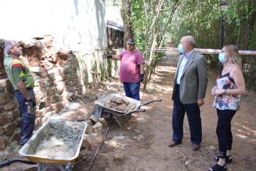 El director general de Programas de Empleo, José Luis Cabezas, visita a los trabajadores del Plan de Empleo de Santa Cruz Mudela que realizan trabajos de mejora en la plaza de toros de ‘Las Virtudes’ 