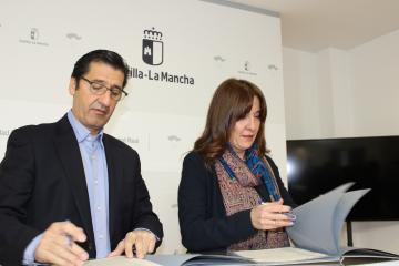 La consejera de Igualdad y portavoz del Gobierno regional, Blanca Fernández, firma el convenio de colaboración para la puesta en marcha de actuaciones del Plan Corresponsables en Ciudad Real
