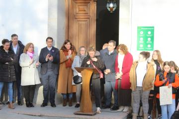 La consejera de Igualdad y portavoz del Gobierno regional, Blanca Fernández, asiste al minuto de silencio convocado por el Ayuntamiento de Piedrabuena