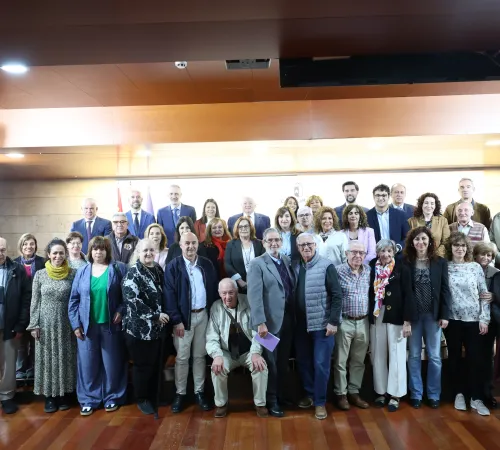 La consejera de Bienestar Social, Bárbara García Torijano, presenta la campaña de Turismo Social para personas mayores de 2026 en el salón de actos de la Consejería de Bienestar Social