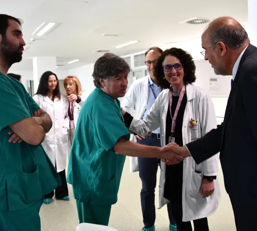 . El vicepresidente primero del Gobierno regional, José Luis Martínez Guijarro, visita el Hospital Universitario de Cuenca con motivo de la puesta en marcha del servicio de Cirugía Plástica. El en Hospital Universitario de Cuenca.