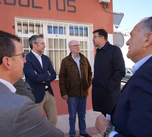 El consejero de Educación, Cultura y Deportes, Amador Pastor, ha visitado hoy el CEPA ´Altomira´ en la localidad conquense de Tarancón