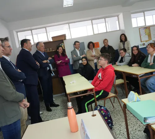 El consejero de Educación, Cultura y Deportes, Amador Pastor, ha visitado hoy el CEPA ´Altomira´ en la localidad conquense de Tarancón