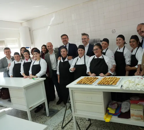 El consejero de Educación, Cultura y Deportes, Amador Pastor, ha visitado hoy el CEPA ´Altomira´ en la localidad conquense de Tarancón