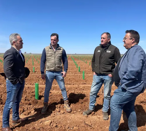 El delegado provincial de Agricultura, Ganadería y Desarrollo Rural, Rodrigo Fernández, visita la explotación de un joven agricultor de Villamayor de Santiago, Jesús Castillo