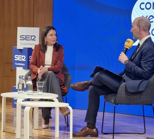 El Gobierno de Castilla-La Mancha ha reivindicado esta tarde en Guadalajara la importancia de contar con una red pública cercana, rápida y flexible para dar respuesta a las distintas realidades sociales de la provincia, durante la participación de la consejera de Bienestar Social, Bárbara García Torijano, en el foro ‘Guadalajara Inclusiva: innovación social para una vida digna’, organizado por SER Guadalajara en la sede de la Fundación Ibercaja en la capital alcarreña y dentro del ciclo ‘Guadalajara Convers