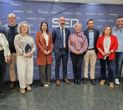 El Gobierno de Castilla-La Mancha ha reivindicado esta tarde en Guadalajara la importancia de contar con una red pública cercana, rápida y flexible para dar respuesta a las distintas realidades sociales de la provincia, durante la participación de la consejera de Bienestar Social, Bárbara García Torijano, en el foro ‘Guadalajara Inclusiva: innovación social para una vida digna’, organizado por SER Guadalajara en la sede de la Fundación Ibercaja en la capital alcarreña y dentro del ciclo ‘Guadalajara Convers