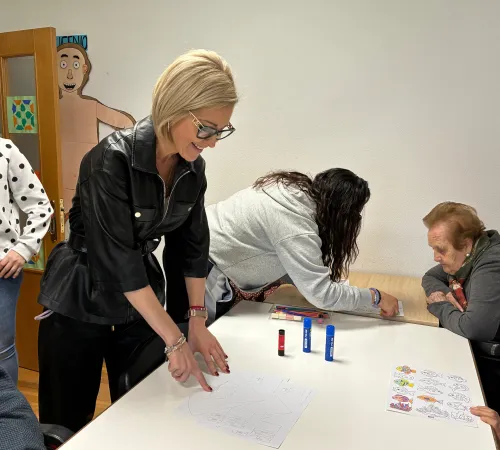 La delegada de la Junta en Cuenca, Marian López, y la delegada provincial de Bienestar Social, Susana Zomeño, han visitado la sede de la Asociación de Familiares y Enfermos de Alzheimer de Cuenca (AFYEDALCU)