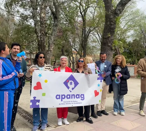 La delegada de la Junta participa en el Día Mundial de Visibilización del Autismo con APANAG