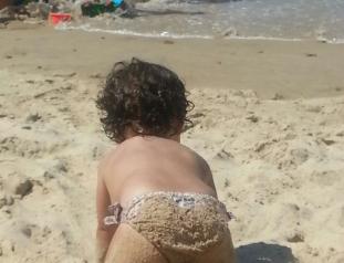 niña en la playa