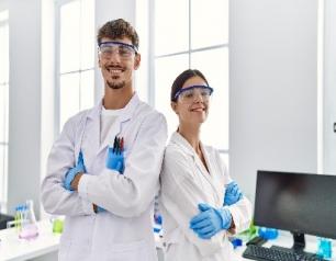 dos personas con buzo blanco en laboratorio