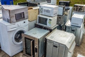 conjunto de electrodomésticos apilados en punto limpio