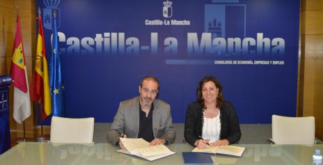 La consejera de Economía, Empresas y Empleo, Patricia Franco, durante la firma del convenio con el presidente del Consejo regional de Cámaras, Félix Aceñero.