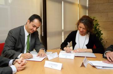 La consejera de Bienestar Social firma convenio adhesión Iberdrola Plan Pobreza Ebergética 