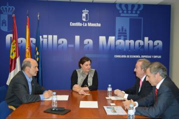 La consejera de Economía mantiene una reunión con representantes de Telecom Castilla-La Mancha