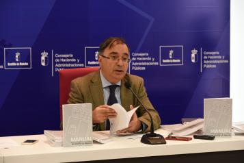 El viceconsejero de Administración Local y Coordinación Administrativa, Fernando Mora, presenta el ‘Manual para Concejales y Concejalas de Castilla-La Mancha