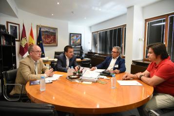 El consejero de Agricultura, Medio Ambiente y Desarrollo Rural, Francisco Martínez Arroyo, mantiene una reunión con los representantes de la Indicación Geográfica Protegida (IGP) ‘Cordero Manchego’