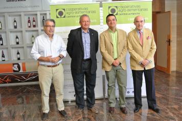 El Gobierno de Castilla-La Mancha valora el compromiso de Cooperativas Agroalimentarias por la retribución de la uva por calidad