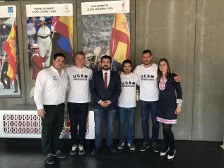 El director general de Juventud y Deportes acompaña al piragüista talaverano Paco Cubelos en la presentación de su nuevo equipo