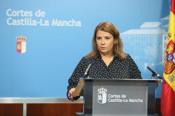 La consejera de Fomento ha ofrecido una rueda de prensa en las Cortes regionales.