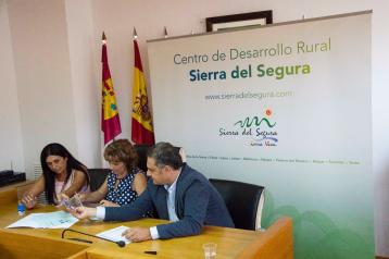 Firma de contrato de promotores con el Grupo de Acción Local Sierra del Segura