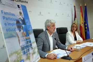 El presidente del Consejo Escolar de Castilla-La Mancha ha  presentado las jornadas de formación ‘Familias: Participación e implicación educativa’ 