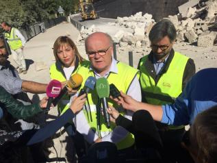 Ruiz Santos durante la visita a la zona del desprendimiento en Alcalá del Júcar