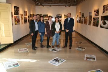 La consejera de Fomento visita la exposición conmemorativa del 20 Aniversario del diario La Tribuna en Talavera de la Reina