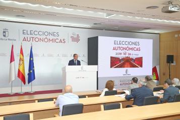 El consejero de Hacienda y Administraciones Públicas, Juan Alfonso Ruiz Molina, ofrece  una conferencia de prensa para presentar el dispositivo previsto para la celebración de las elecciones a las Cortes de Castilla-La Mancha