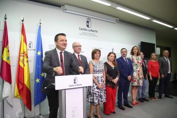 El consejero de Agricultura, Agua y Desarrollo Rural, Francisco Martínez Arroyo, presenta en la Consejería al equipo de trabajo compuesto por hombres y mujeres que le acompañarán en la gestión diaria esta legislatura desde las direcciones generales