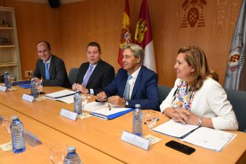 El presidente de Castilla-La Mancha, Emiliano García-Page, se reúne con el rector de la universidad alcalaína, José Vicente Saz 