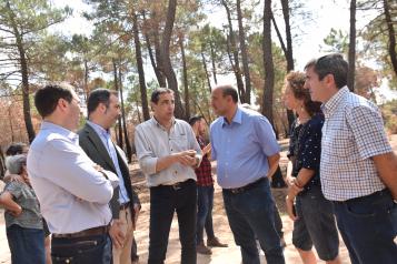 El vicepresidente del Gobierno regional, José Luis Martínez Guijarro, ha visitado visitado la zona afectada por el incendio de Barchín del Hoyo (Cuenca)