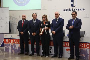 El consejero de Hacienda y Administraciones Públicas, Juan Alfonso Ruiz Molina, entrega las medallas y placas de Protección Civil de Castilla-La Mancha 2019