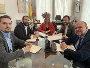 El consejero de Desarrollo Sostenible, José Luis Escudero, mantiene una reunión de trabajo con la alcaldesa de Alcázar de San Juan, Rosa Melchor