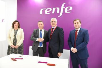 Firma de un convenio con RENFE en el stand de la compañía ferroviaria en FITUR