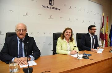 La consejera de Educación, Cultura y Deportes, Rosa Ana Rodríguez, presenta, con la Asociación de la Empresa Familiar de Castilla-La Mancha, el proyecto ‘Empresa familiar en las aulas‘. 