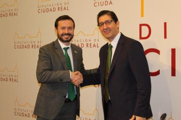 El consejero de Desarrollo Sostenible, José Luis Escudero, se reúne en la Diputación de Ciudad Real con su presidente, José Manuel Caballero