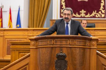 El consejero de Sanidad, Jesús Fernández Sanz, comparece en una sesión extraordinaria del pleno de las Cortes autonómicas