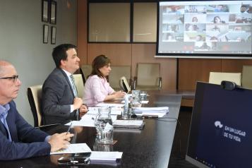 El consejero de Agricultura, Agua y Desarrollo Rural mantiene una videoconferencia con representantes del sector vitivinícola de la región