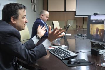 El consejero de Agricultura, Agua y Desarrollo Rural, Francisco Martínez Arroyo, mantiene una reunión por videoconferencia con la Asociación de Regiones Europeas Vitícolas (AREV)